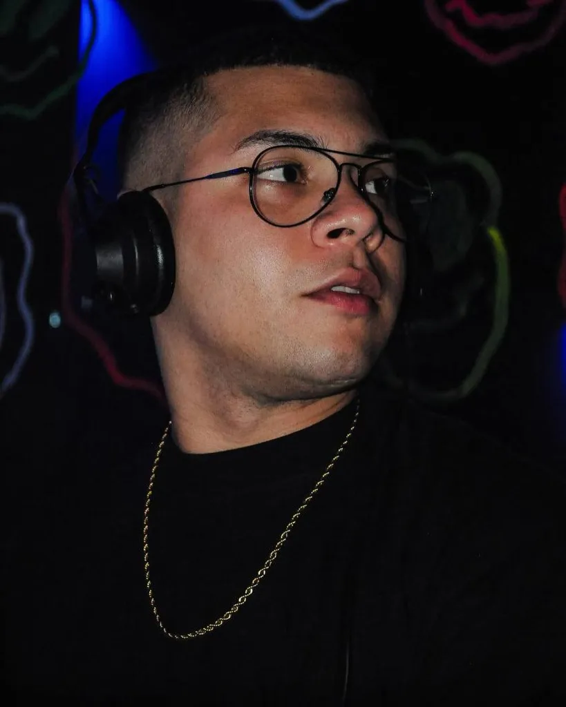 Fran Pérez en la cabina de DJ con auriculares
