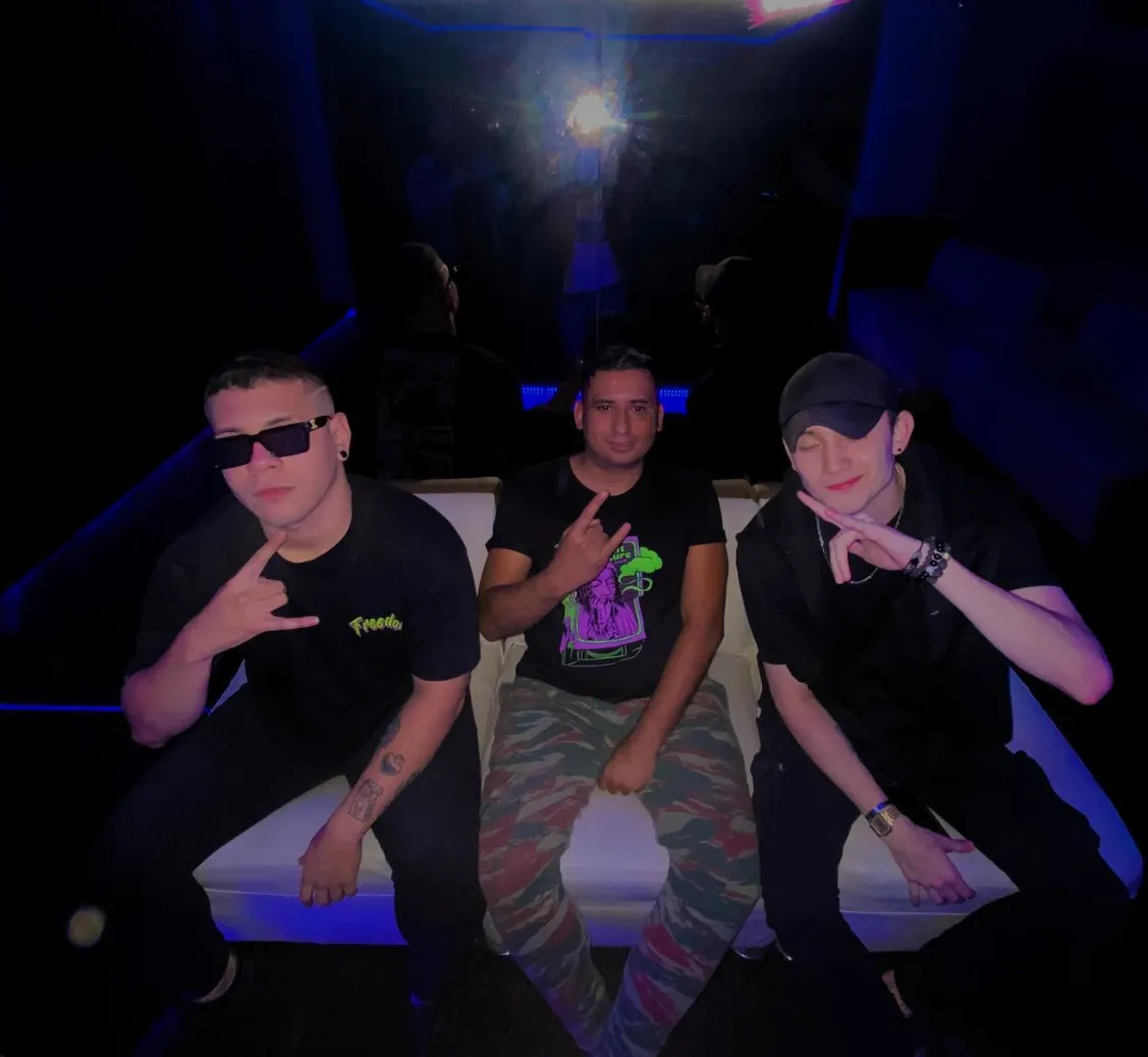 Fran Pérez con amigos en el sillón de un club